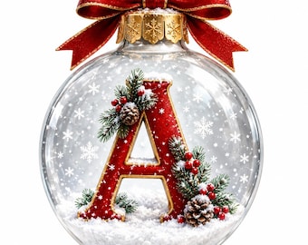 Puede incluir: Un adorno navideño de esfera de cristal transparente con una letra A roja grande en su interior, rodeada de nieve artificial, ramas de pino verdes, piñas pequeñas y bayas rojas. La parte superior tiene un tapón dorado y un lazo rojo.