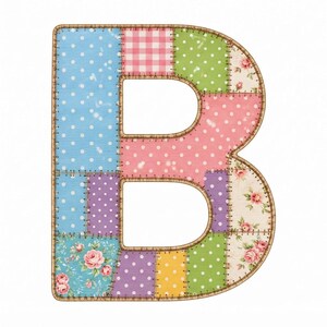Puede incluir: Una letra B decorativa con un dise&ntilde;o de patchwork compuesto por varios patrones de tela, incluyendo lunares azul claro, rosa, verde y morado, cuadros vichy rosas y estampados florales con rosas, todo bordeado con una costura marr&oacute;n.