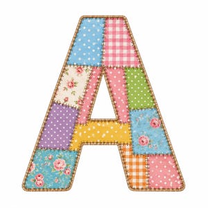 Puede incluir: Una decoración de pared con forma de letra mayúscula A con un diseño de patchwork. La superficie está compuesta por varios patrones de tela, incluyendo azul con lunares blancos, cuadros vichy rosas, estampados florales, verde con puntos blancos y cuadros vichy naranjas.