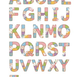 Puede incluir: Un gr&aacute;fico digital titulado Patchwork Alphabet que muestra las letras de la A a la Z. Cada letra est&aacute; rellena con un colorido patr&oacute;n de patchwork compuesto por varios cuadrados peque&ntilde;os en tonos rosa, azul, verde, amarillo y estampados florales.
