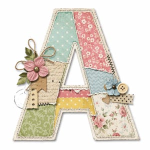 Könnte beinhalten: Ein dekorativer Buchstabe A mit einem Patchwork-Design aus verschiedenen gemusterten Papieren in Rosa, Blau, Gelb und Grün. Der Buchstabe ist mit einer rosa Stoffblume, grünen Papierblättern, Bindfaden, einer blauen Blume und einem beigen Knopf verziert.