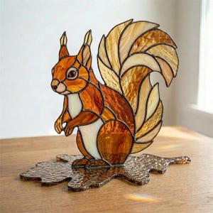 Decoración de vidrieras de ardilla hechas a mano, regalo de animales del bosque en color ámbar crema.