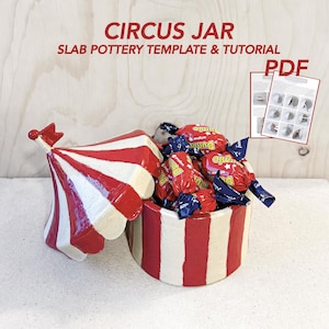 Puede incluir: Un tarro de circo de cerámica con un diseño de rayas rojas y blancas, lleno de caramelos envueltos. El tarro tiene una tapa a juego en forma de tienda de campaña. El texto "CIRCUS JAR" y "SLAB POTTERY TEMPLATE & TUTORIAL" son visibles.