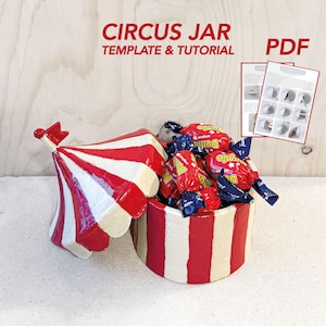 Könnte beinhalten: Ein Keramik-Zirkusglas mit rot-weißem Streifendesign, gefüllt mit verpackten Süßigkeiten. Das Glas hat die Form eines Zirkuszeltes mit passendem Deckel. Der Text auf dem Bild lautet "CIRCUS JAR TEMPLATE & TUTORIAL PDF".