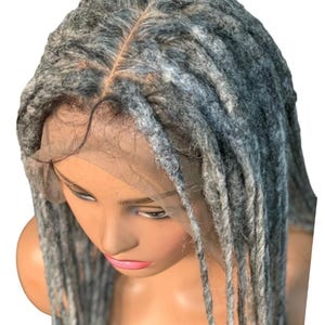 Sofort lieferbare, haarlose, synthetische Dreadlocks in Salz-und-Pfeffer-Farben, graue, einseitig endende Kunsthaarperücke