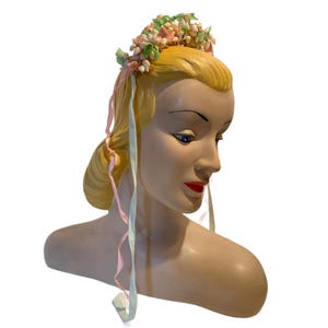 Può includere: Un set di tre tazze in ceramica con finitura opaca e macchiettata. Le tazze sono nei toni del crema, grigio chiaro e grigio scuro. Ogni tazza ha un design semplice e minimalista e un manico arrotondato.