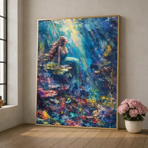Pode incluir: Pintura emoldurada de uma sereia com longos cabelos castanhos e uma cauda verde-azulado, sentada numa rocha em meio a um vibrante recife de coral. A obra de arte apresenta uma moldura dourada e uma cena subaquática colorida com peixes e luz solar.