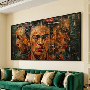 Puede incluir: Una gran obra de arte enmarcada que presenta un retrato fragmentado de Frida Kahlo. La obra de arte tiene una apariencia de mosaico con un fondo oscuro y tonos rojos, naranjas y marrones. El retrato la muestra con lápiz labial rojo y flores en el pelo.