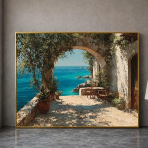 以下が含まれることがあります： 鮮やかな青い海を見下ろす石造りのアーチを描いた風景画。日当たりの良いテラスには鉢植え、小さなテーブル、椅子が配置され、白い石造りの建物の壁を背景に、緑豊かな植物がアーチを縁取っている様子が描かれている。