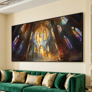 Puede incluir: Una gran obra de arte enmarcada representa el interior de una catedral con vidrieras. La obra presenta una ilustración detallada de la arquitectura de la catedral, con luz que atraviesa las ventanas. La paleta de colores incluye oro, naranja, morado y azul.