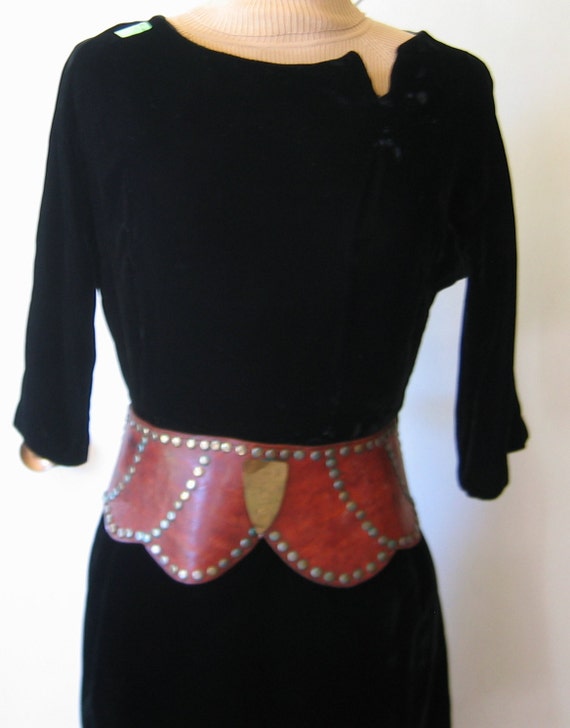 1950s Black Velvet Dress - image 3