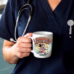 Sono sopravvissuta a un altro turno - tazza divertente da infermiera -