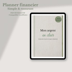 Peut inclure: Une tablette affiche un planificateur financier numérique. La couverture indique "Mon argent en clair" en police serif, avec le texte "Comprendre où part son argent, simplement" en dessous. La tablette a un cadre noir.