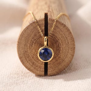 Blå safirhänge förgyllt halsband med blå ädelsten runt safirhänge 925 sterlingsilver förgyllt smycke present till henne