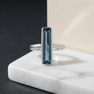 Anillo baguette azul, anillo de topacio azul de Londres, anillo de plata de ley 925, anillo minimalista vertical con gema, regalo hecho a mano para mujer.