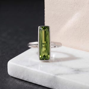 Anello con peridoto, anello vistoso con peridoto verde in argento sterling 925, anello a baguette, anello lungo rettangolare con pietra preziosa