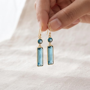 Pendientes colgantes de topacio azul Pendientes rectangulares de topacio azul Pendientes chapados en oro de 14 quilates Pendientes colgantes de piedras preciosas hechos a mano Pendientes minimalistas de barra