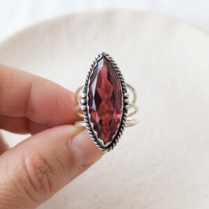Granatring, 925 sterlingsilver Statementring Röd granat ädelstensring Lång markisring Boho cocktailring Handgjorda smycken Gåva