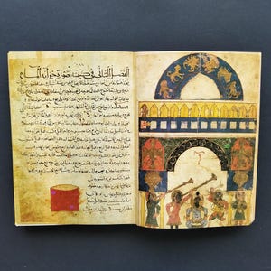 Może przedstawiać: Otwarty antyczny manuskrypt z gęstą arabską kaligrafią na lewej stronie i kolorową ilustracją po prawej. Prawa strona przedstawia kopułową strukturę architektoniczną z postaciami grającymi na instrumentach muzycznych poniżej.