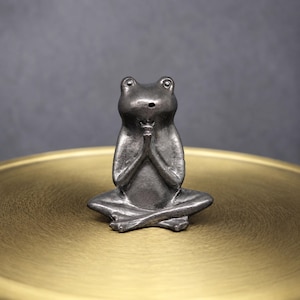 Figurine grenouille méditant en laiton, statue de grenouille yoga, déco grenouille prière, ornement de jardin zen, mini sculpture grenouille, cadeau pour amateur de grenouille, déco de bureau