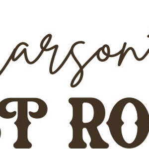 以下が含まれることがあります： ダークブラウンのグラフィックデザイン。筆記体のCarson'sという文字の下に、太字のウェスタンスタイルのセリフ体でFIRST RODEOと書かれており、最後のOの文字には小さなカウボーイハットのアイコンが組み込まれています。
