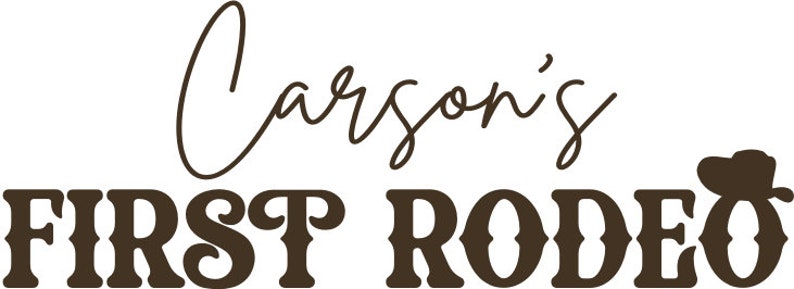 以下が含まれることがあります： ダークブラウンのグラフィックデザイン。筆記体のCarson'sという文字の下に、太字のウェスタンスタイルのセリフ体でFIRST RODEOと書かれており、最後のOの文字には小さなカウボーイハットのアイコンが組み込まれています。