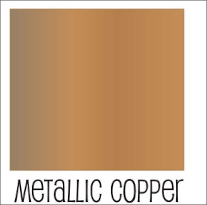Puede incluir: Imagen cuadrada con un fondo degradado que transiciona de marr&oacute;n claro a marr&oacute;n m&aacute;s oscuro. El texto "METALLIC COPPER" se muestra en la parte inferior de la imagen con una fuente de estilo manuscrito.