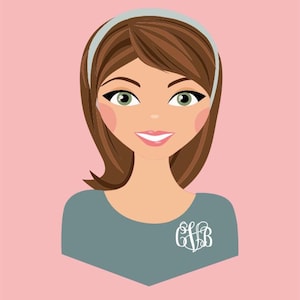Puede incluir: Una ilustraci&oacute;n digital de una persona con cabello casta&ntilde;o, una diadema azul claro y ojos verdes. La persona viste una camiseta azul pizarra con un monograma blanco ornamentado de tres letras en el pecho. El fondo es de color rosa claro.