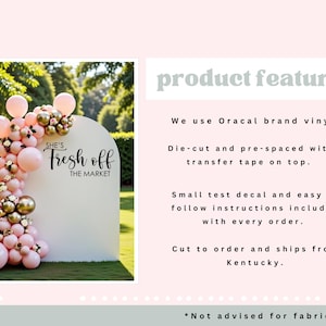 Puede incluir: Un fondo arqueado blanco con el texto negro 'SHE'S Fresh off THE MARKET' decorado con un racimo de globos rosas y dorados. Las caracter&iacute;sticas del producto incluyen vinilo de la marca Oracal, troquelado y pre-espaciado con cinta de transferencia, y una calcoman&iacute;a de prueba con instrucciones. No se recomienda para telas.