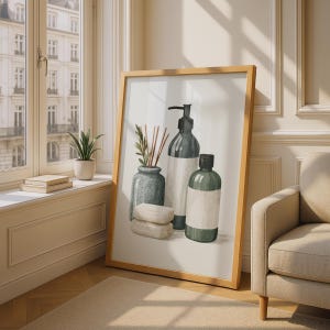 Puede incluir: Una lámina de arte enmarcada con una ilustración en acuarela de artículos de baño. La obra muestra un frasco con dosificador verde oscuro, una botella verde más pequeña, dos pastillas de jabón beige apiladas y un jarrón gris con varitas.