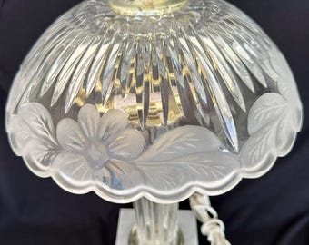 Lámpara de mesa vintage con pantalla de cristal pesado, base de mármol y detalles de latón. Completamente nueva con etiquetas. Nunca usada.