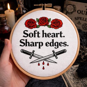 Puede incluir: Una taza de cerámica blanca con un asa negra y el texto "But first, coffee" en un estilo manuscrito. La taza está sobre una superficie blanca. La taza mide 10 cm de alto.