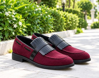 Handgemaakte bordeauxrode suède loafers, zwarte geklede schoenen met kiltiefranjes