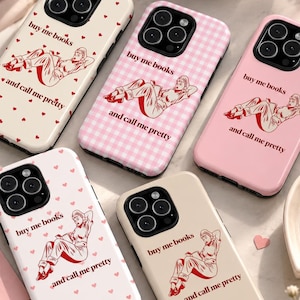 Puede incluir: Cinco fundas para smartphone con una ilustración de línea roja de una persona recostada leyendo un libro. Cada funda muestra el texto 'buy me books and call me pretty' en rojo. Los fondos varían entre crema con corazones rojos, cuadros vichy rosas, rosa sólido, blanco con corazones rojos y crema sólido.