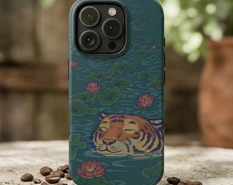 Custodia per telefono con tigre addormentata nello stagno delle ninfee / Illustrazione di una tigre, scena acquatica floreale per iPhone Pro, Samsung Galaxy, Google Pixel