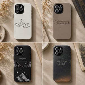 K&ouml;nnte beinhalten: Vier Handyh&uuml;llen mit verschiedenen Designs. Eine ist wei&szlig; mit einem Berg- und Sterndesign. Eine andere ist beige mit dem Text "light can be found even in the darkest of hells." Die dritte ist schwarz mit einem Berg, Sternen und einem Drachen. Die letzte ist schwarz mit dem Text "Hello, Feyre darling."