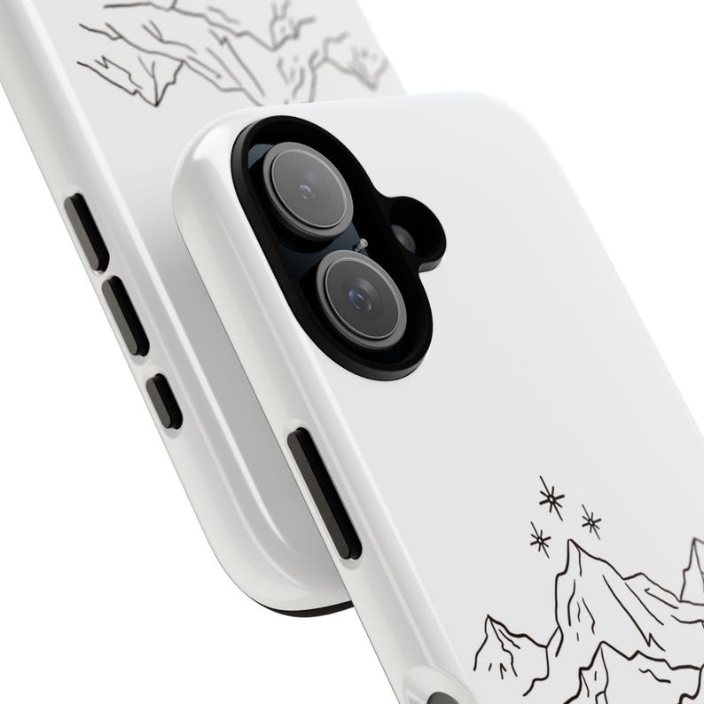 K&ouml;nnte beinhalten: Wei&szlig;es Handycase mit einem schwarzen Bergketten- und Sterndesign. Das Case hat eine gl&auml;nzende Oberfl&auml;che und verf&uuml;gt &uuml;ber einen Ausschnitt f&uuml;r eine Dual-Objektiv-Kamera. Das Design ist eine minimalistische Illustration einer Berglandschaft.