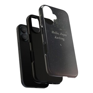 K&ouml;nnte beinhalten: Schwarze Handyh&uuml;lle mit Sternennacht-Design und dem Text "Hello, Feyre darling." Die H&uuml;lle hat einen Schutzsto&szlig;f&auml;nger und einen schlanken, modernen Look. Das Design zeigt einen Farbverlauf dunkler Farben mit wei&szlig;en Sternen und einem Mond.