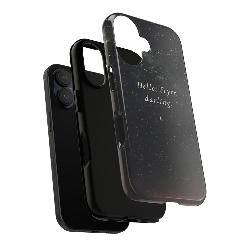 K&ouml;nnte beinhalten: Schwarze Handyh&uuml;lle mit Sternennacht-Design und dem Text "Hello, Feyre darling." Die H&uuml;lle hat einen Schutzsto&szlig;f&auml;nger und einen schlanken, modernen Look. Das Design zeigt einen Farbverlauf dunkler Farben mit wei&szlig;en Sternen und einem Mond.