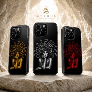Peut inclure: Coques de téléphone noires avec des illustrations de Méduse en or, en niveaux de gris et en rouge. Les coques ont une finition brillante et une bosse de caméra surélevée. La marque "MYTHOS" est affichée en haut.