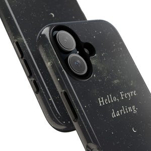 K&ouml;nnte beinhalten: Schwarze Handyh&uuml;lle mit Sternennacht-Design und dem Text "Hello, Feyre darling." Die H&uuml;lle hat ein mattes Finish und ein Halbmond-Detail. Die H&uuml;lle hat einen Kameraausschnitt und Seitentasten.