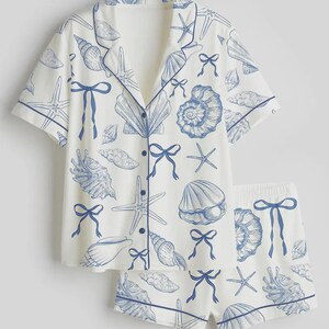 Puede incluir: Un juego de tres tazas de cerámica con un acabado mate moteado. Las tazas son en tonos crema, gris claro y gris oscuro. Cada taza tiene un diseño simple y minimalista, perfecto para café o té.