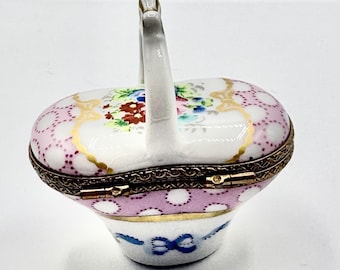 Caixa de porcelana vintage Limoges com alça em forma de cesta, dobradiça, floral e dourada, França.