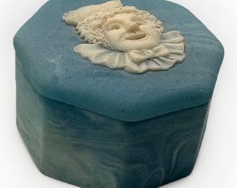 Caja de baratijas vintage de esteatita azul con remolinos y diseño de payaso.