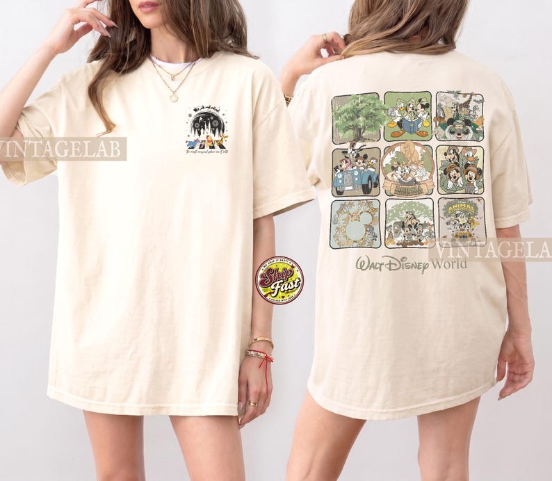 Op de afbeelding: Cr&egrave;mekleurig T-shirt met Disney-thema graphics op de voor- en achterkant. De afbeelding op de voorkant bevat personages en tekst. De achterkant toont een raster van Disney-personagesc&egrave;nes met de tekst "Walt Disney World".