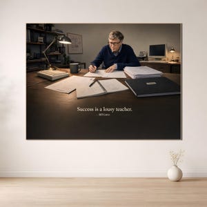 Peut inclure: Une impression murale rectangulaire montrant Bill Gates assis à un bureau en bois, écrivant sur du papier. L'image comprend une lampe, un ordinateur, des livres et le texte : Success is a lousy teacher. — Bill Gates. L'impression est au mur.