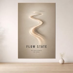 Peut inclure: Impression artistique verticale sur fond beige, représentant un chemin sinueux et lumineux. Le texte « FLOW STATE » est centré en dessous, avec « NO RESISTANCE NO DRAG ». L'œuvre est affichée sur un mur au-dessus d'un sol en bois.