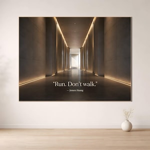 Peut inclure: Une impression d'art mural rectangulaire montrant une perspective d'un couloir sombre et moderne avec un éclairage au sol encastré. Le texte "Run. Don't walk." et "— Jensen Huang" est imprimé en blanc au centre de l'image.