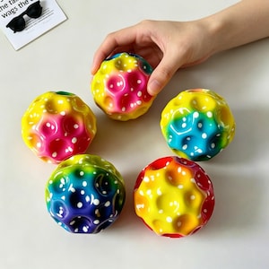 Könnte beinhalten: Ein Set aus drei Keramikbechern mit gesprenkelter, matter Oberfläche. Die Becher sind in Creme-, Hellgrau- und Dunkelgrautönen gehalten. Jeder Becher hat ein schlichtes, minimalistisches Design.