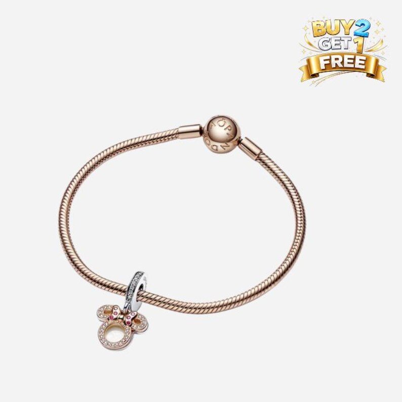 Op de afbeelding: Een witte keramische mok met een zwart handvat en de tekst "But First, Coffee" in handschriftstijl. De mok staat op een wit oppervlak. De mok is 10 cm hoog.